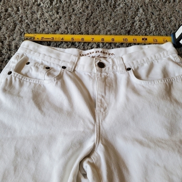 CONSERVATIVE White Bermuda Shorts - Picture 4 of 12